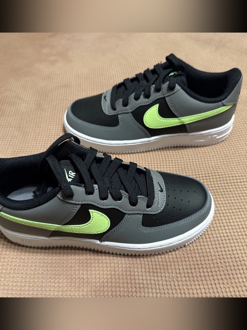 Nike Air Force 1 GS Black Smoke Grey Lime Blast Size 4Y. / 5.5W